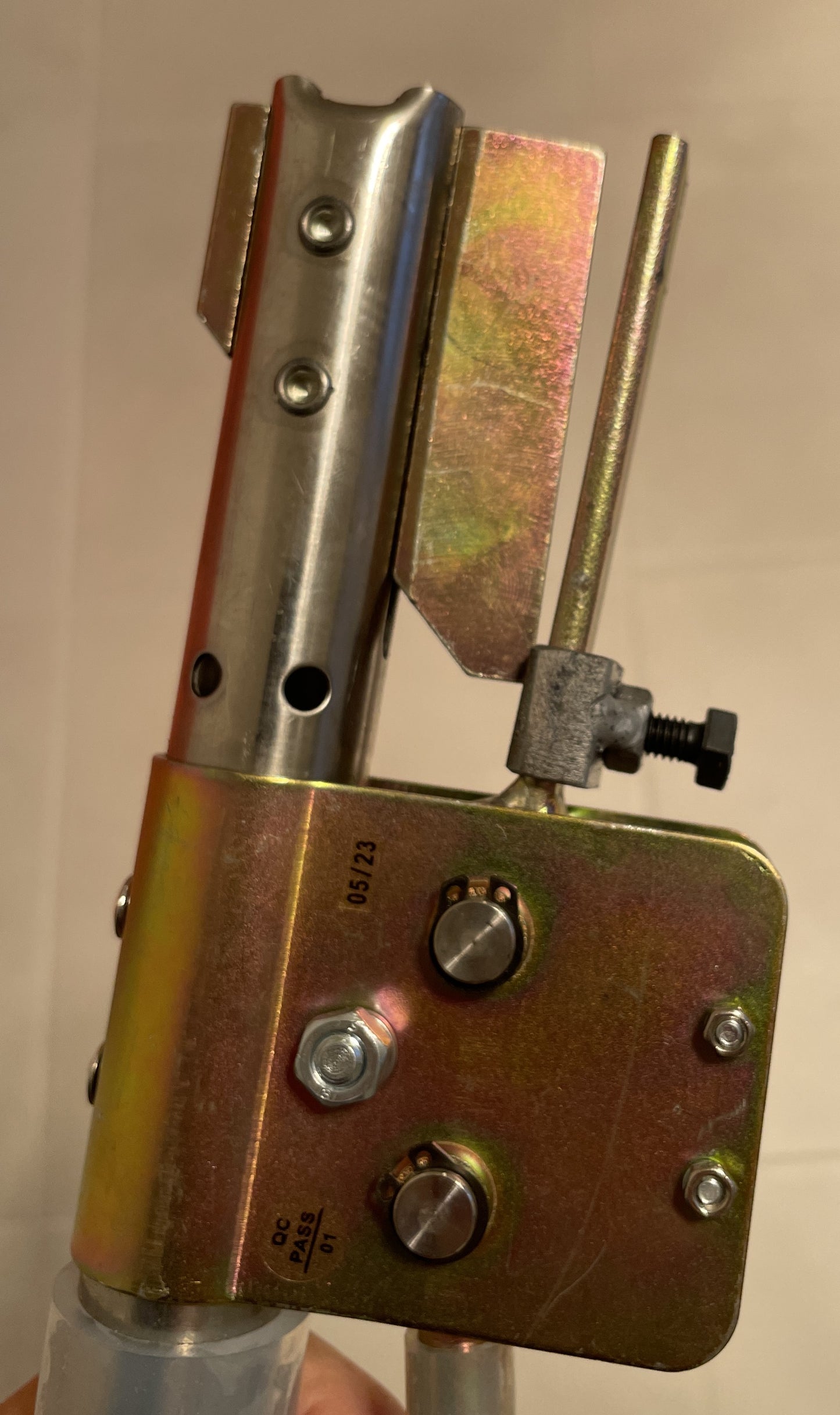 Halls Gapper on gas tail docking knife with jaws closed.